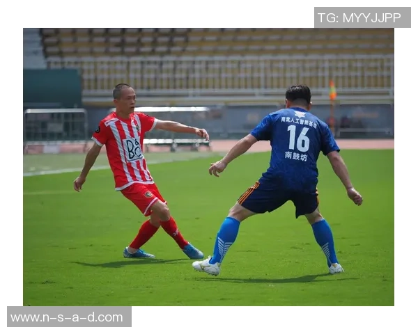 帅哥与足球明星的精彩对决视频展现运动魅力与青春活力